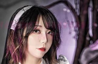 哦，Leah梓未又出新作了，堕落修女写真集，今天又有啥新花样呢？