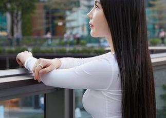 MiiTao蜜桃社 – 露西Lucy的泳池写真：水面下的微妙涟漪