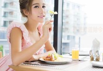 TGOD推女神 – 吕梦玉又来校园更新了，真想知道她今天有没有买新零食。
