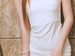 TouTiao头条女神 – 免费观察杨漫妮baby和她的猫，像是在搭个讽刺与少女的班车？