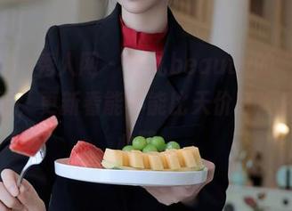 Xiuren秀人网 – 菲儿beauty的“肉丝”原图，更新看能不能比天价红酒还让人心醉。