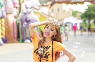aiss – 谁能抗拒欣杨的泳装写真，每个角度都想多看几眼！