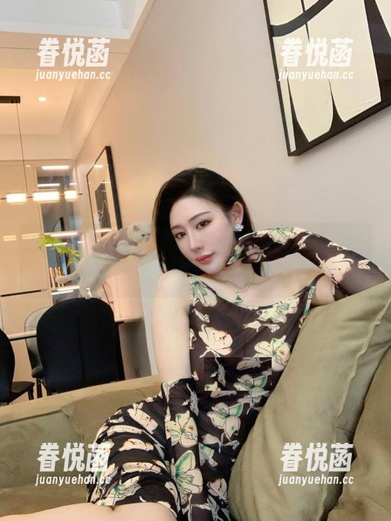 微密圈 - 不爱笑的赛琳白色图集：想要个别样的福利，就来这里瞅瞅吧！
