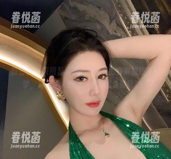 微密圈 - 原图显真章，不爱笑的赛琳的短裤美学，简直让人想问：你是怎么做到的？