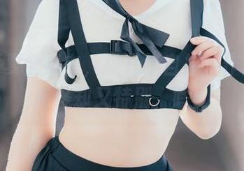 在你夏夏全集中，挑几张自拍，作品有点奇怪却又特别，嘿！
