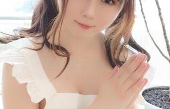 依依超级懒在高清下的透明女仆：这衣服是不是忘穿了？