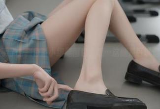 兔玩映画出手了，黑色系小细腿图包，嗯…这腿是可以借我用用吗？