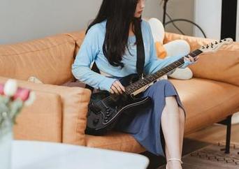 看凉凉子rioko变身吉他妹妹2.0，高清到连你家猫都想跟着学吉他了！