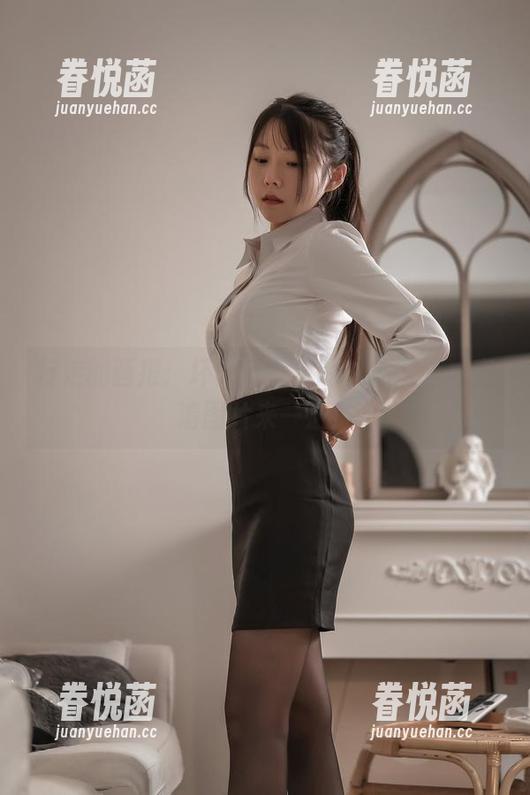 行走的画报：坏露露香宝的丝袜西装，高清图片来一波！