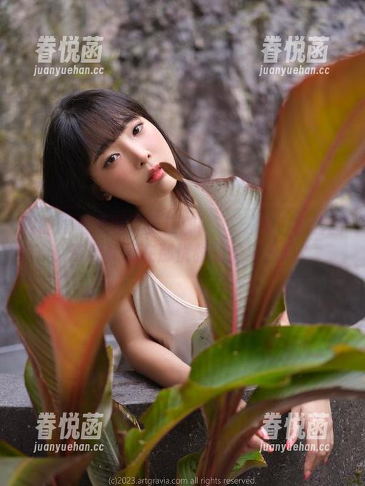 我的眼睛发现了姜仁卿(강인경)的白丝套图，资源就藏在那优雅的转身里吗？