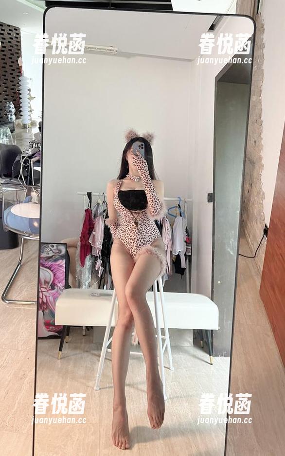 小玉吃果冻 微密圈 - 小玉吃果冻的秘密:你发现她的黄袜子没?套图大揭秘!