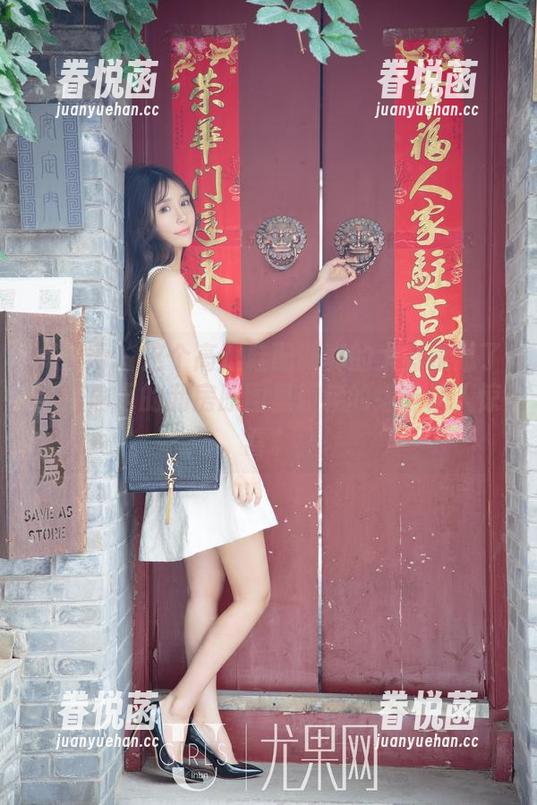 尤果网 - 这个高跟鞋配训真的太有意思了，程瑜西的私房原图里隐藏的细节让人惊喜。