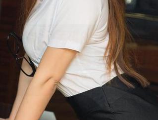 尤果网 – 欣赏黛蓓琪的连衣裙美图，心里默默咕哝着：为什么我不能拥有这样的气质？