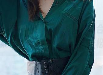 尤蜜荟 – 海边、沙子和乔雅冰，合成的图片合集里，有种无处不在的轻松感！