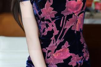 尤蜜荟 – 忘不掉的原图，心上可Flora在户外的草地上搞怪