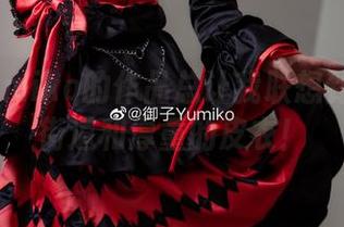 御子Yumiko的作品总让我联想到雨后的街道和厚重的皮衣！