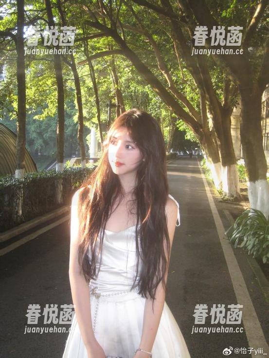 怡子yiii，说好的“可爱”呢？作品集下载前五个姿势请准备就绪！