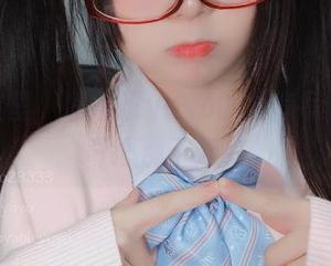 在浴室里，摇摇乐yoyo的全套写真，好奇心涨了起来