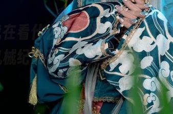别问我在看什么，‘爆机少女喵小吉’的尼尔机械纪元花嫁写真集合就是我的不归路。