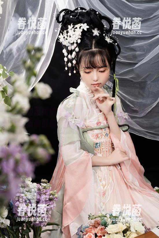 今天的思绪被爆机少女喵小吉的私房裤里丝合集牵引着，瞧那线条，真的很迷人。