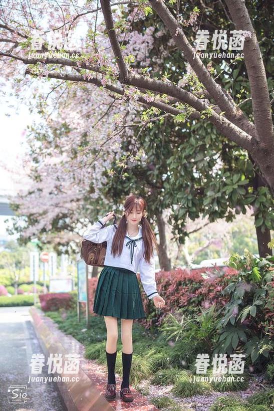 在线捕捉王羽杉的校园写真，能不能少点虚无的滤镜？