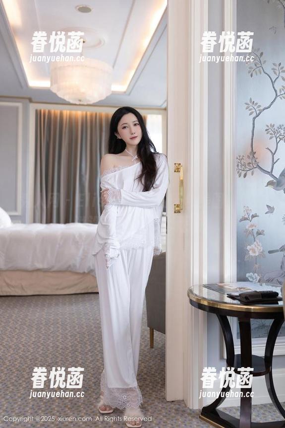 秀人网 - Elise谭晓彤的天台美图，你敢说没被她的气场吸引？