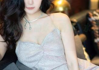 秀人网 – 小逗逗的泳池图集：水里的乐趣还真不少