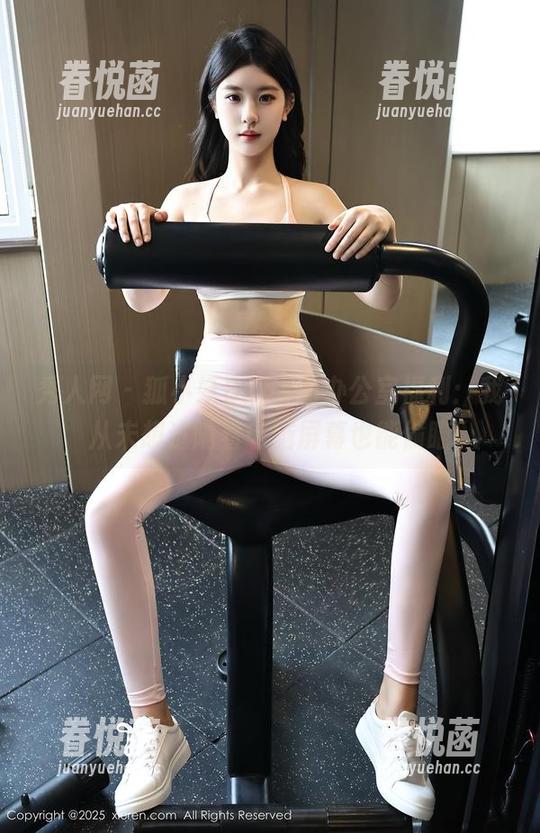 秀人网 - 狐小妖Baby的办公室福利：我从未想过隔着电脑屏幕也能偷瞄