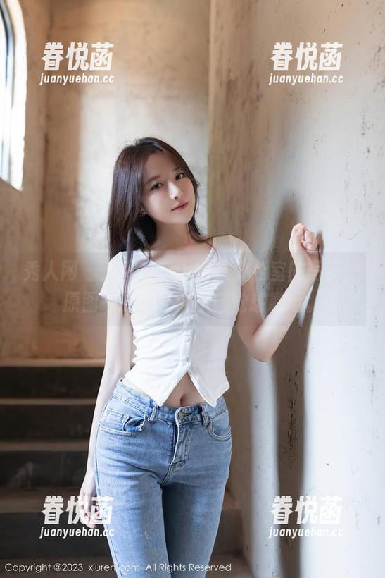 秀人网 - 王馨瑶Yanni在办公室的写真，原图中的她让人不自觉想靠近。