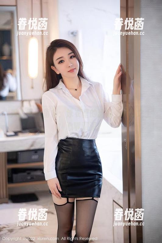 秀人网 - 图集：泳衣里的甜妮，水面之上，心事艰深。