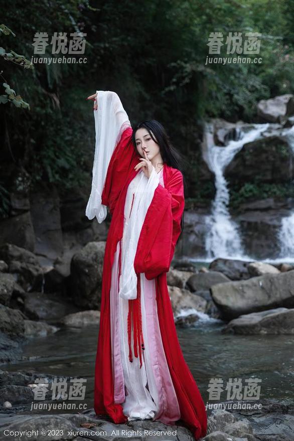 秀人网 - 这是只属于无圣光的眼镜之旅，萝莉悠悠酱图集里的人物总是亮闪闪的。
