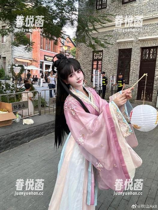 这张图片里，秋山AkI的美腿让我念叨，分享你的腿是一个合法行为吗？
