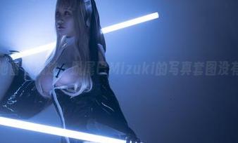 在泳池留下痕迹，脱尾巴Mizuki的写真套图没有尽头