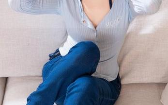 在花铃Hana的写真里，小羊夏卉的每一刻都很“羊”似乎有点傻乎乎