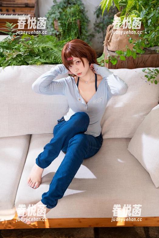 在花铃Hana的写真里，小羊夏卉的每一刻都很“羊”似乎有点傻乎乎