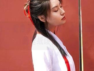 蜜桃社 – 看杏子穿连衣裙，心里想到未来的壁纸该多美。