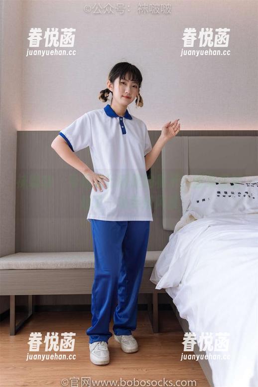 袜啵啵 - 身着建行制服的稚予，图集里掀起了一场穿搭风暴