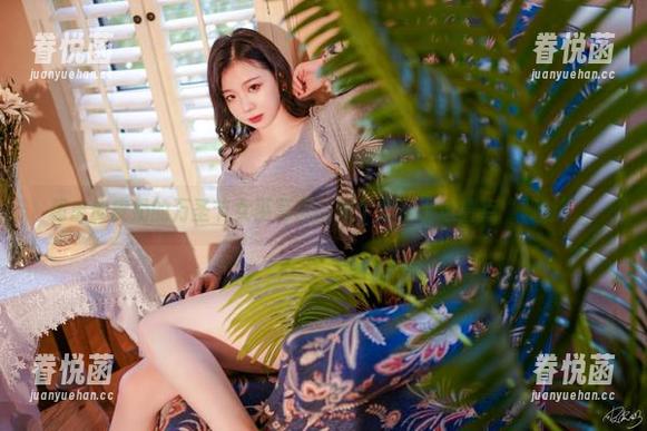 超皮皮皮奶 超皮皮皮奶的万圣节女巫写真:换个角度都透着点“邪魅”。