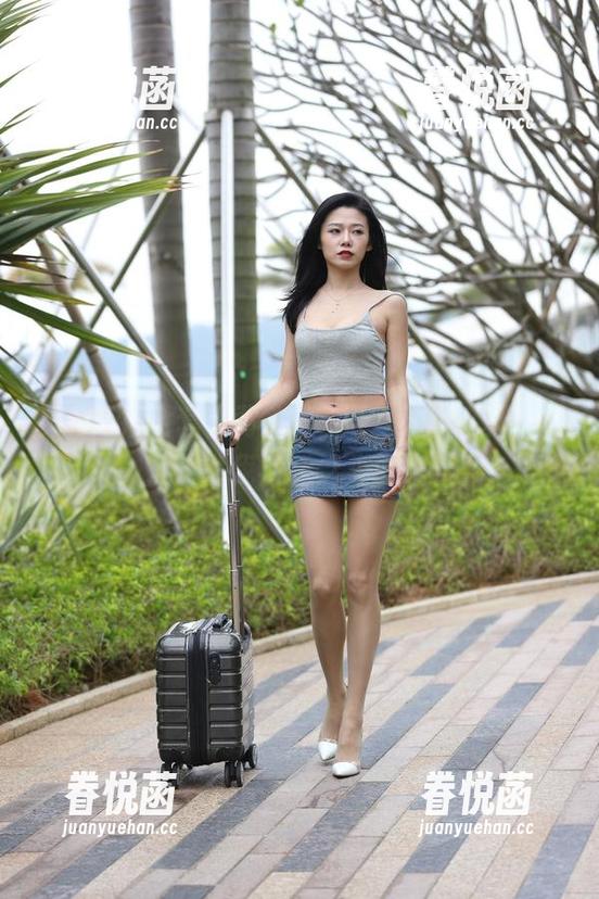 魔镜街拍全套小背心+短裙，穿成这样，路人甲说我疯狂之类的吧？